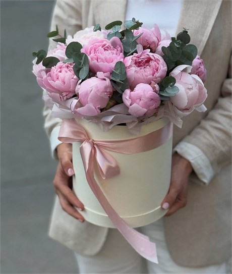 Пионы розовые с эвкалиптом в шляпной коробке (Размер S, 11 шт) 06769097878 - фото 635678