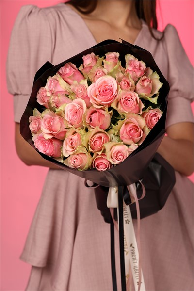 Розовых роз Кения 40см в черной PREMIUM упаковке (25 шт.) 819