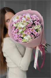 Розовые ромашки «Сантини» и белая альстромерия в упаковке 09908796