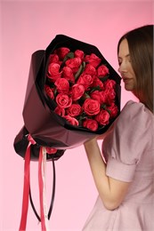 Малиновых роз Кения 40см в черной PREMIUM упаковке (25 шт.) 802
