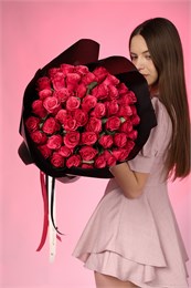 Малиновая роза Кения 40см в черной PREMIUM упаковке (51 шт.) 805
