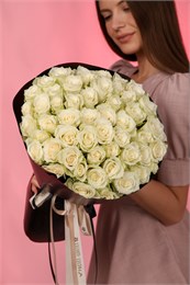 Белая роза Кения 40см в черной PREMIUM упаковке (51 шт.) 815